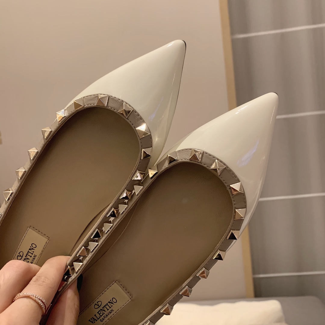 【Valentino】𝟐𝟎𝟐𝟏/𝐒𝐒 𝐧𝐞𝐰 Valentino studded flat shoes top version OEM level exclusive models