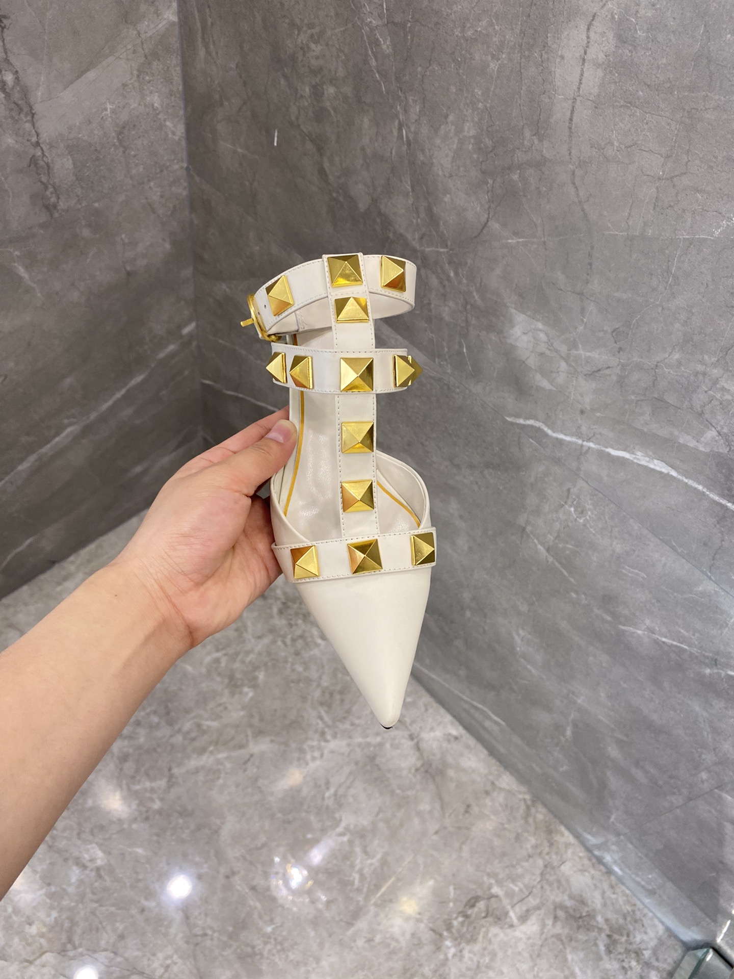 【Valentino】𝟐𝟎𝟐𝟏/𝐒𝐒 𝐧𝐞𝐰 Valentino studded sandals counter the latest series of very bright show series launched