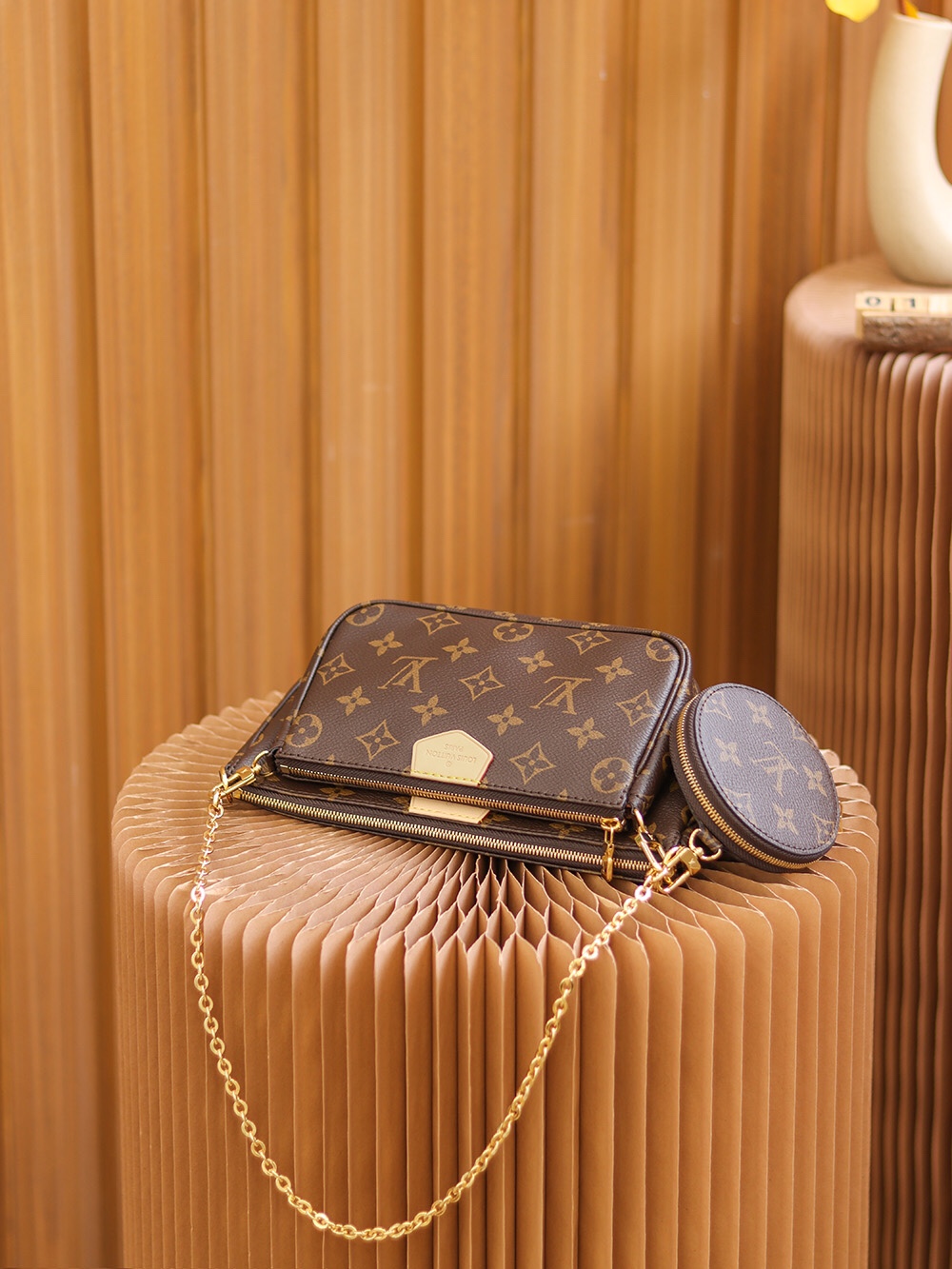 Louis Vuitton 𝙈𝙐𝙇𝙏𝙄 𝙋𝙊𝘾𝙃𝙀𝙏𝙏𝙀 5 in 1 MM44840