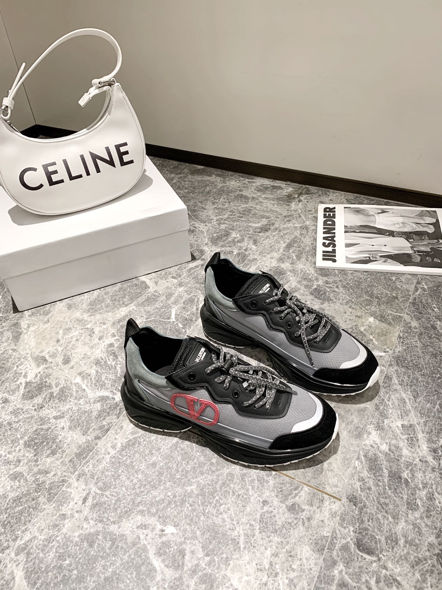 【Valentino】𝟐𝟎𝟐𝟏/𝐒𝐒 𝐧𝐞𝐰 Valentino 2022 ss spring-summer collection of new old man shoes