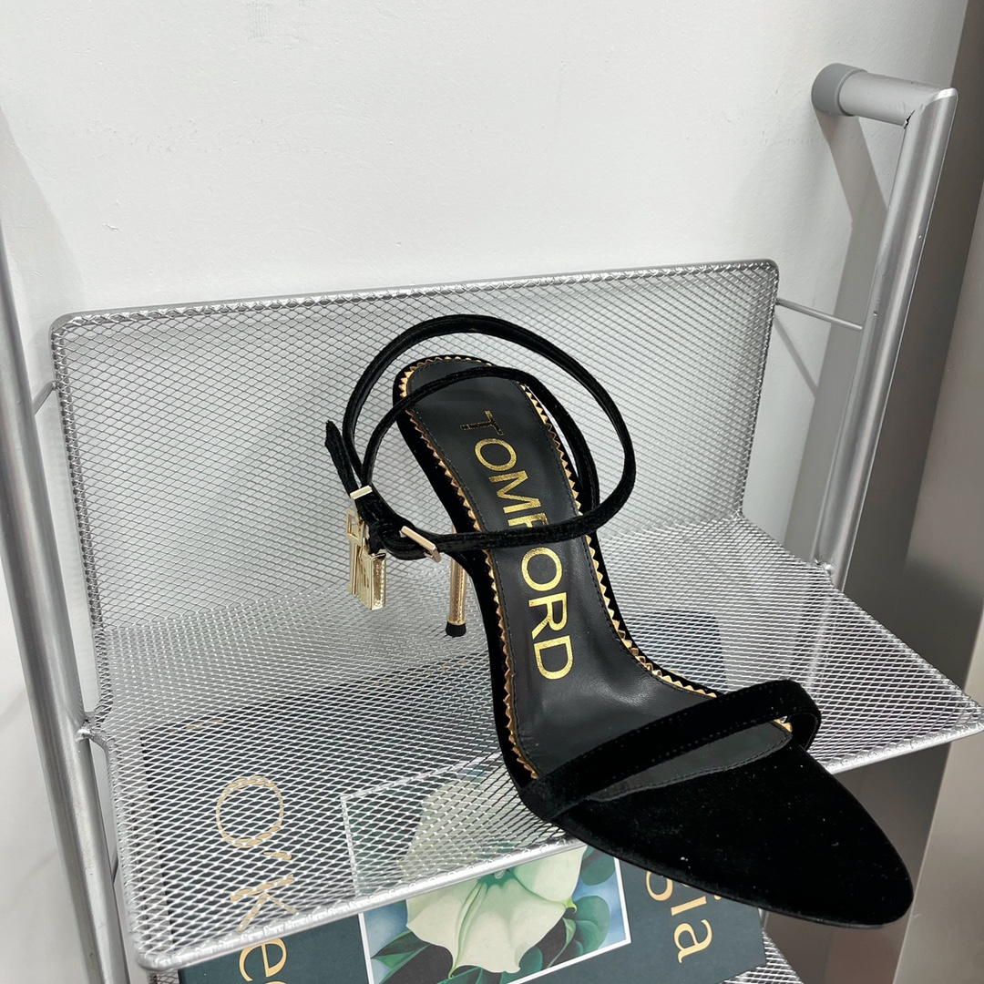 𝒕𝒐𝒎𝒇𝒐𝒓𝒅 𝟐𝟎𝟐𝟐/𝐒𝐒 𝐧𝐞𝐰 TF Tom Ford Gold Heel Padlock Sandals