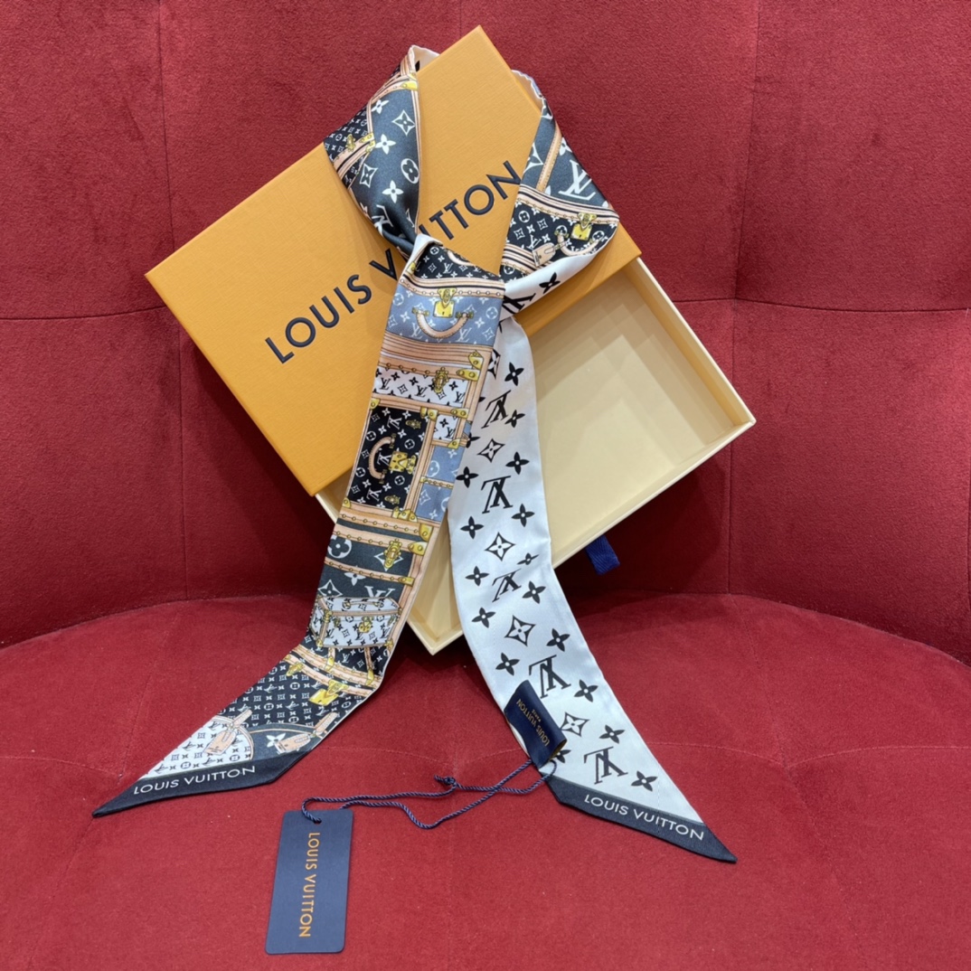 𝐋𝐨𝐮𝐢𝐬 𝐯𝐮𝐢𝐭𝐭𝐨𝐧 A classic silk scarf with a hard case and presbyopic elements