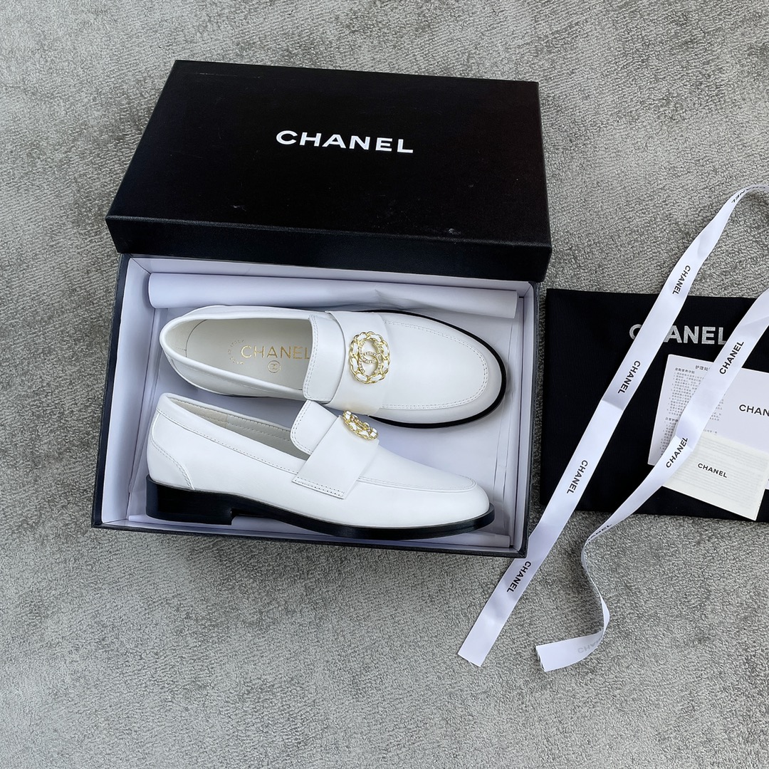 CHANEL Louboutins Simple small single shoes Lace-shaped round Logo leather outsole