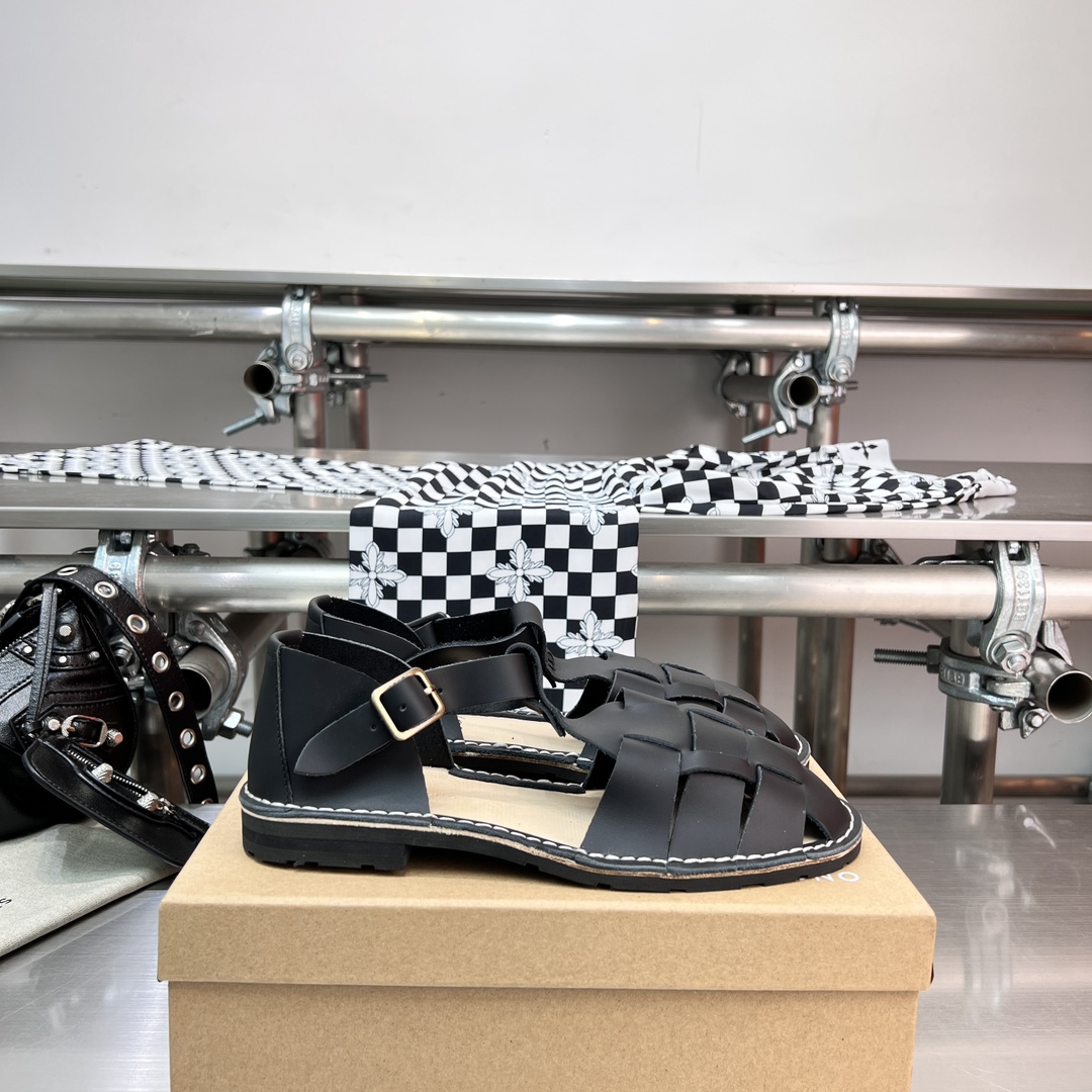 𝐒𝐭𝐞𝐯𝐞 𝐌𝐨𝐧𝐨｜𝟐𝟎𝟐𝟑𝐒𝐒/𝐧𝐞𝐰 A pair of fully handmade sandals using Goodyear practices