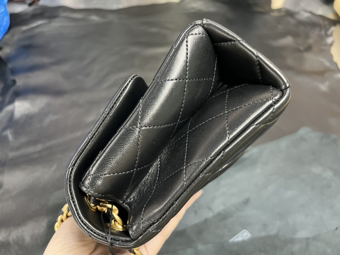 𝗖𝗛𝗔𝗡𝗘𝗟✦ 23p Letter Chain Mouth Flap Bag Genuine Leather