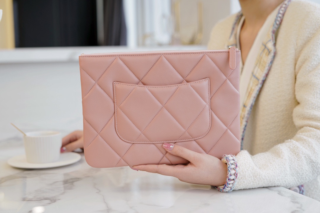 𝗖𝗛𝗔𝗘𝗡𝗟✦ Classic 19 Series Imported Channel Special Lambskin🐑 Carry-on Clutch Peach Pink