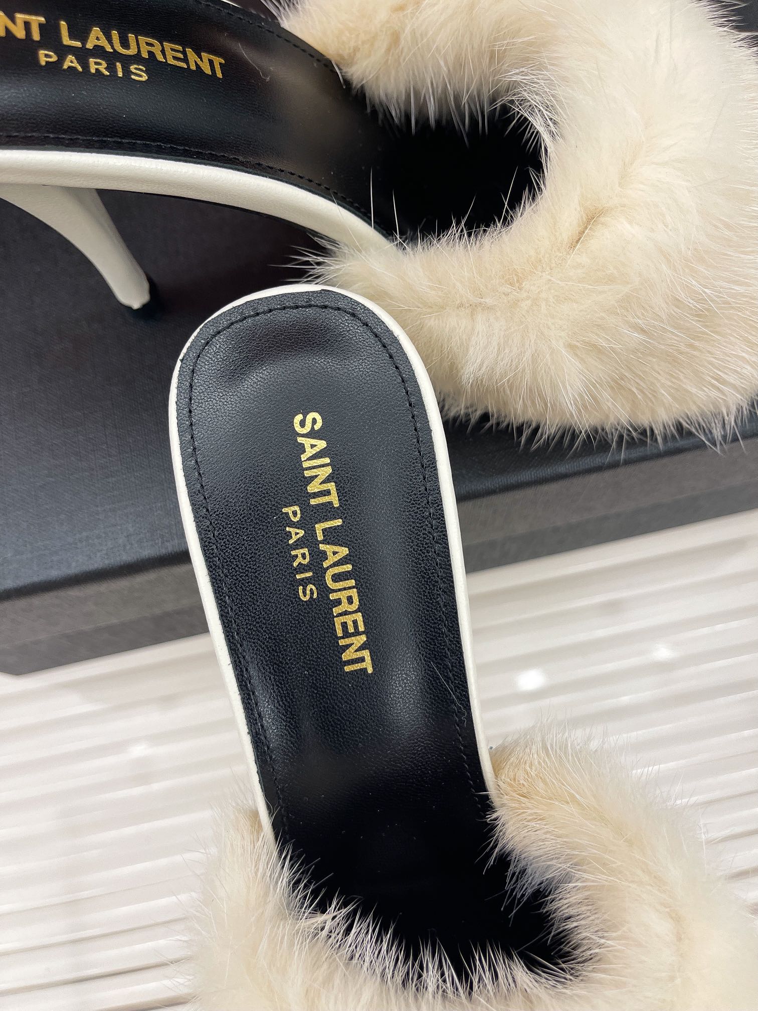 𝙎𝙖𝙞𝙣𝙩 𝙇𝙖𝙪𝙧𝙚𝙣𝙩 | 𝟐𝟎𝟐𝟐/𝐒𝐒 𝐧𝐞𝐰 YSL｜23ss early spring mink fur one high heel slippers