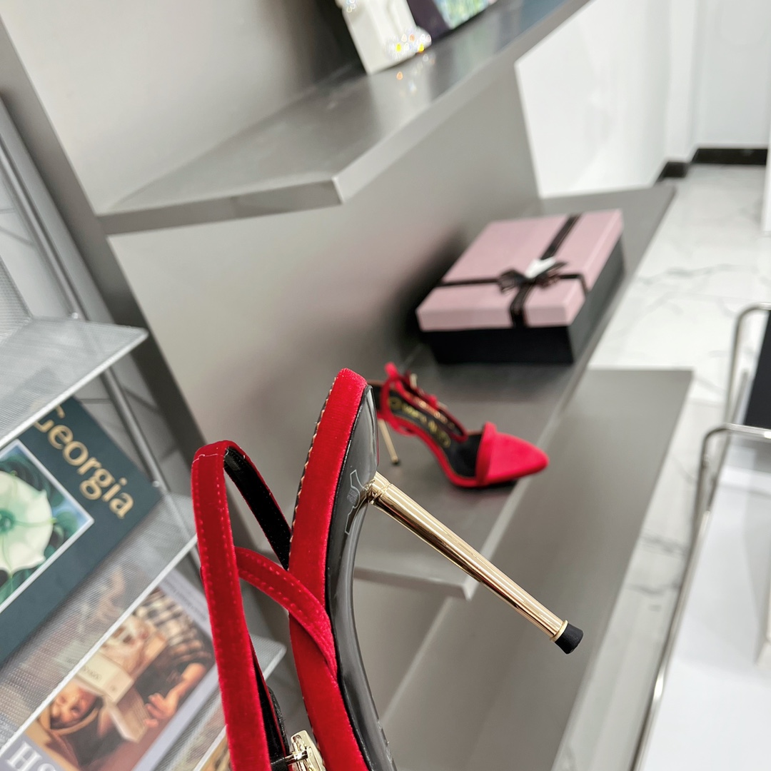 𝒕𝒐𝒎𝒇𝒐𝒓𝒅 𝟐𝟎𝟐𝟐/𝐒𝐒 𝐧𝐞𝐰 TF Tom Ford Gold Heel Padlock Sandals