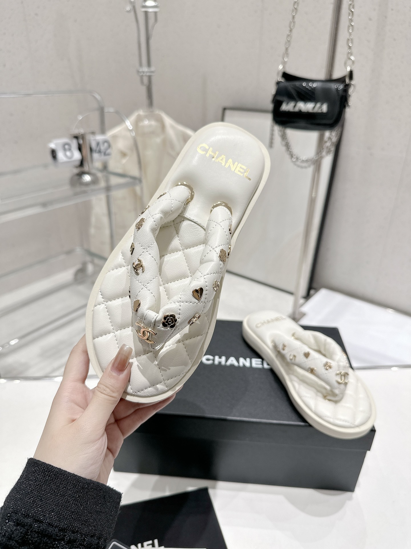 CHANEL summer new bread flip-flops clip toe flip-flops beach sandals