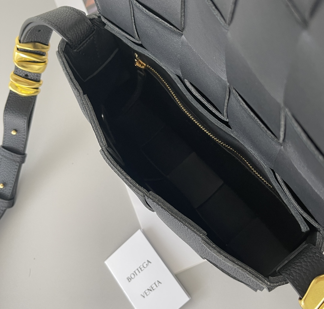 Bottega Veneta Cassette 5-panel lychee print black #666870