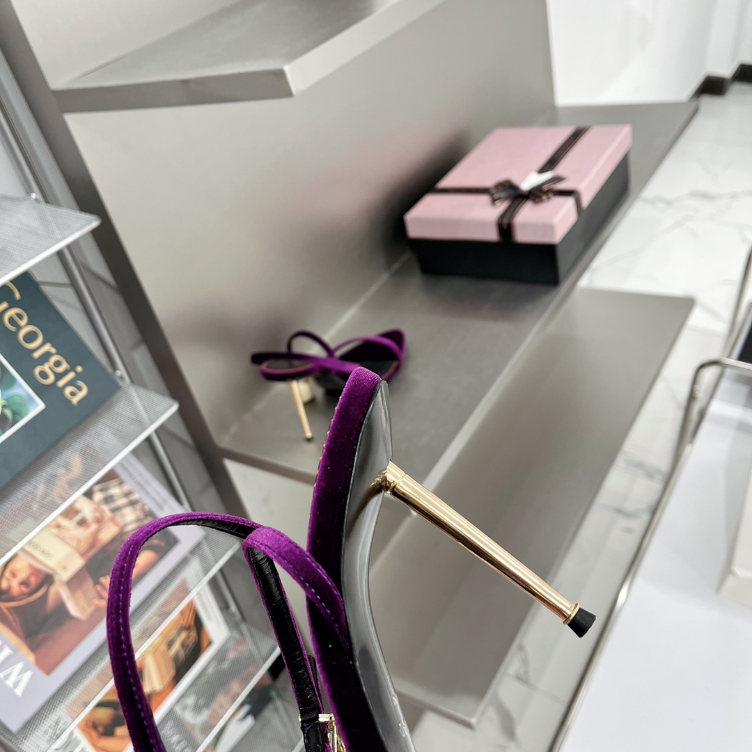 𝒕𝒐𝒎𝒇𝒐𝒓𝒅 𝟐𝟎𝟐𝟐/𝐒𝐒 𝐧𝐞𝐰 TF Tom Ford Gold Heel Padlock Sandals