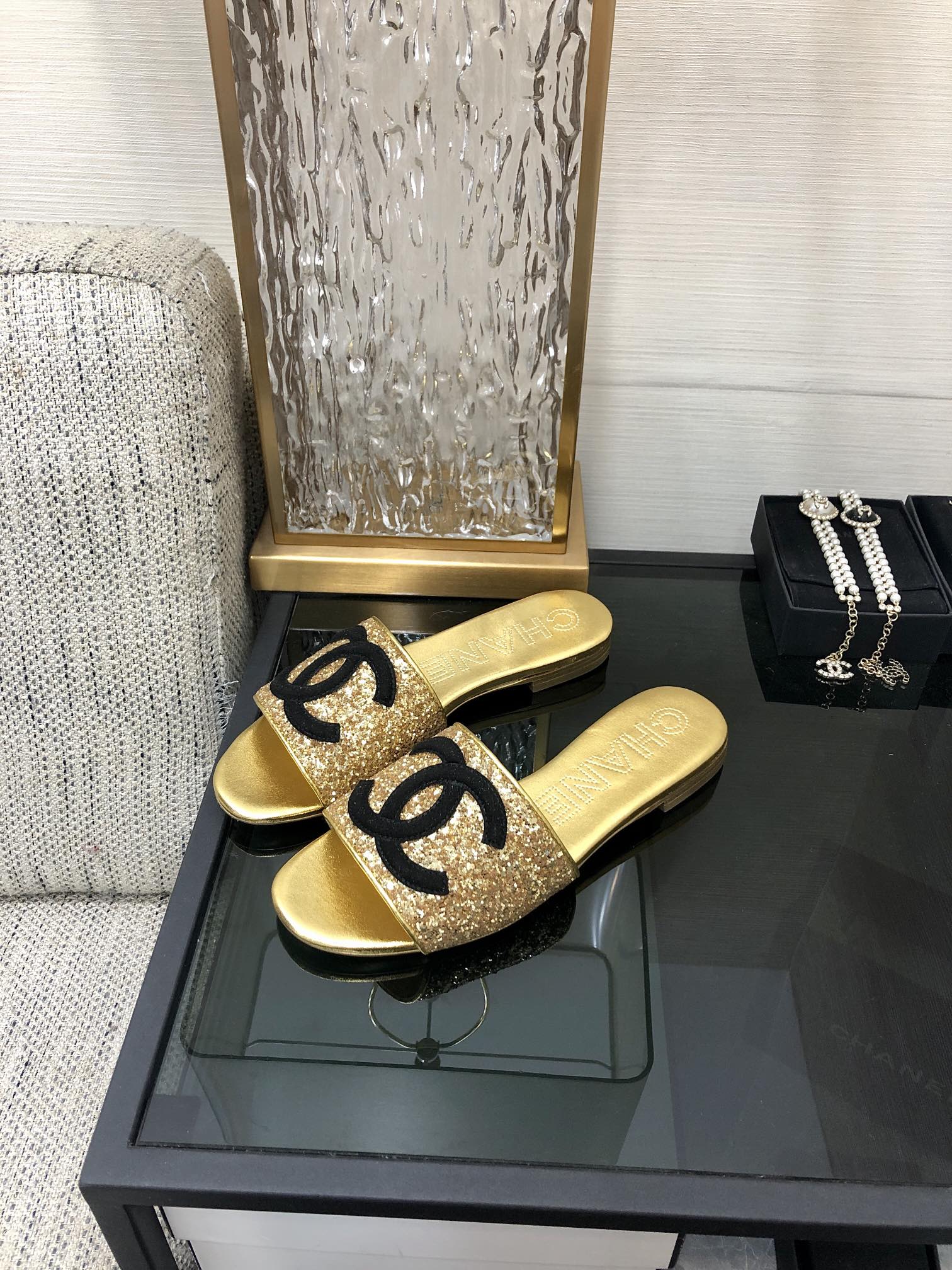 CHANEL 2023 spring and summer latest electric embroidery honey slippers Imported leather outsole