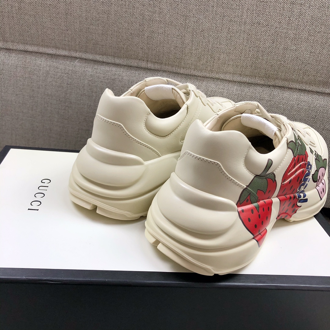 Gucci Pops This collection has a lot of flora and fauna elements Original material