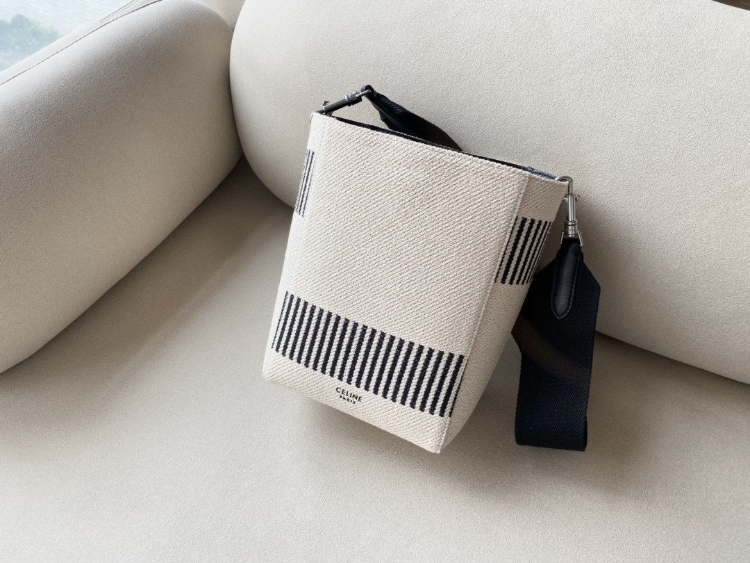 𝐂𝐞𝐥𝐢𝐧𝐞 SANGLE BUCKET Small wide striped fabric bucket bag