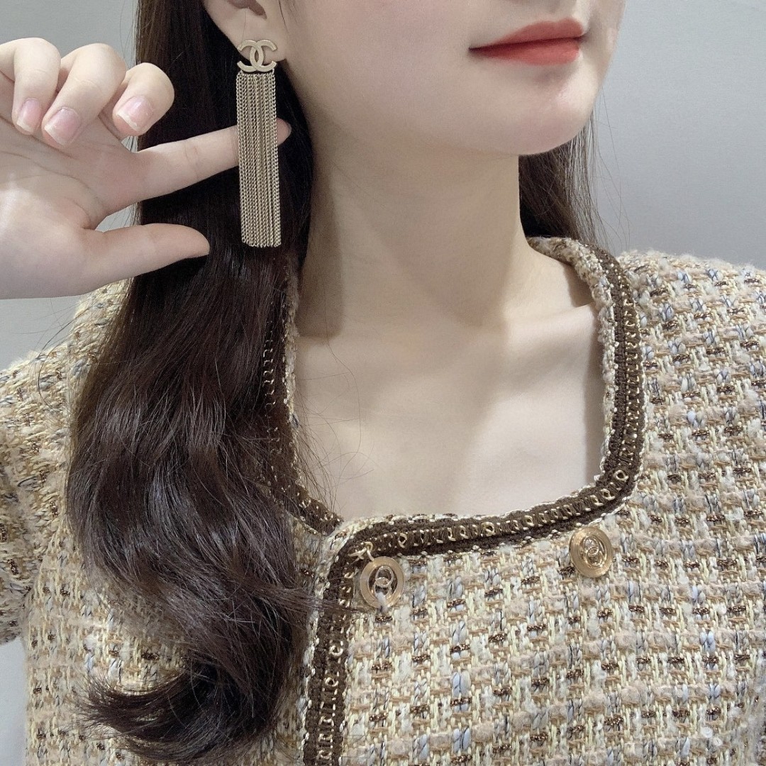 CHANEL🇫🇷Xiaoxiang carved tassel chain letter pearl earrings earrings
