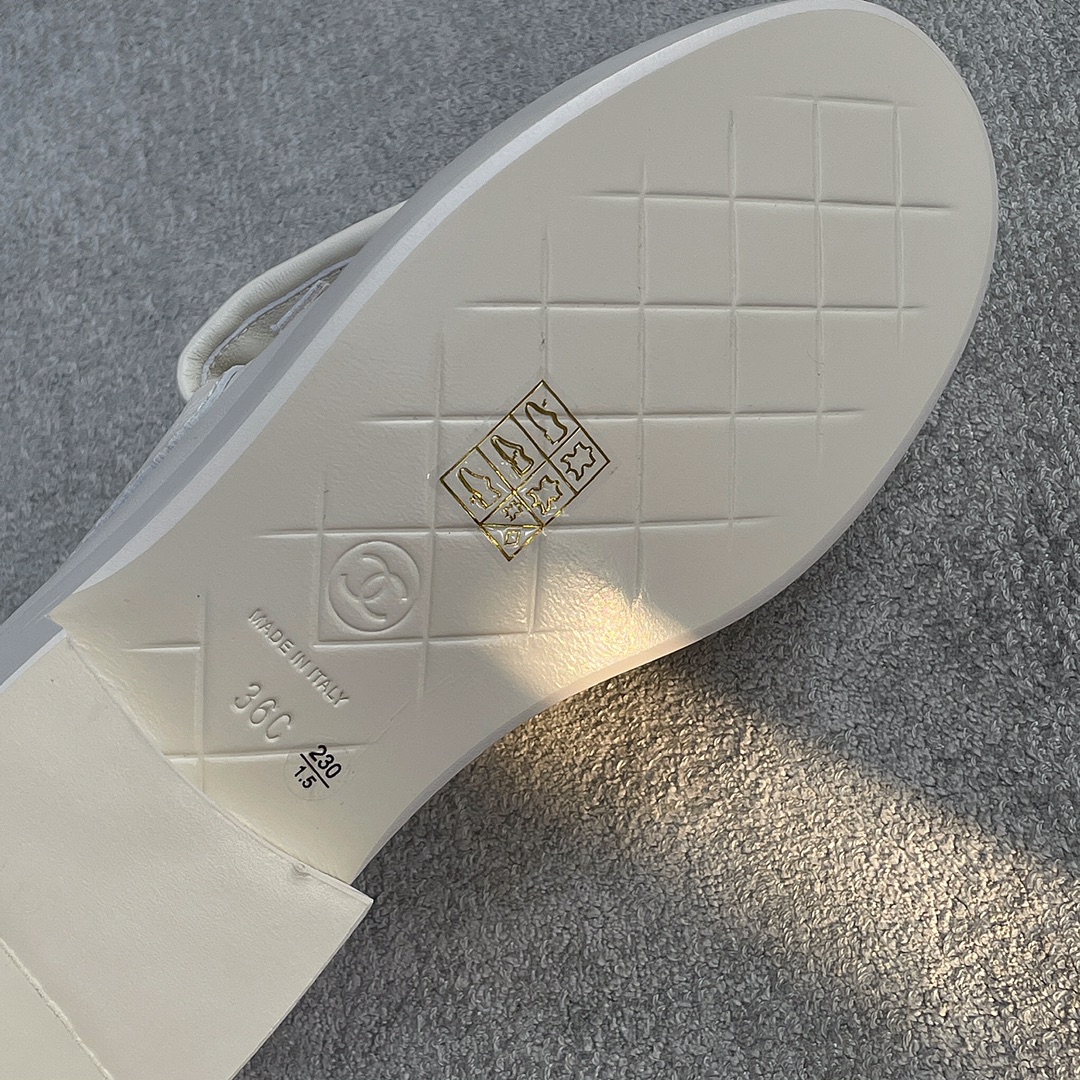 CHANEL a little retro with a flip-flop design through the dye leather sole