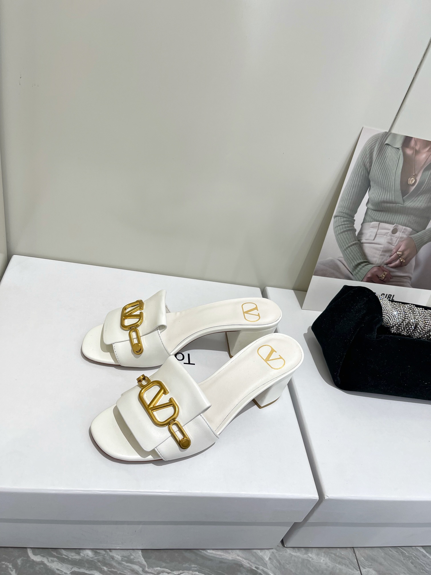 【Valentino】𝟐𝟎𝟐𝟏/𝐒𝐒 𝐧𝐞𝐰  Valentino 2022 / fw spring and summer new women's slippers