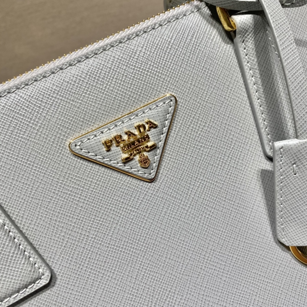 𝐏𝐑𝐀𝐃𝐀 Classic favourites 1BA863