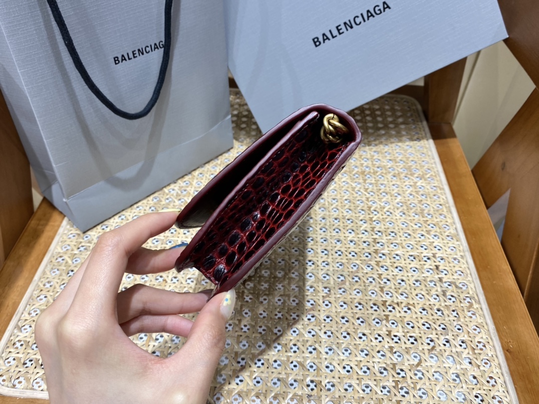 BALENCIAGA 𝘄𝗮𝗹𝗹𝗲𝘁 𝗼𝗻 𝗰𝗵𝗮𝗶𝗻 ▪️ crocodile print burgundy gold buckle