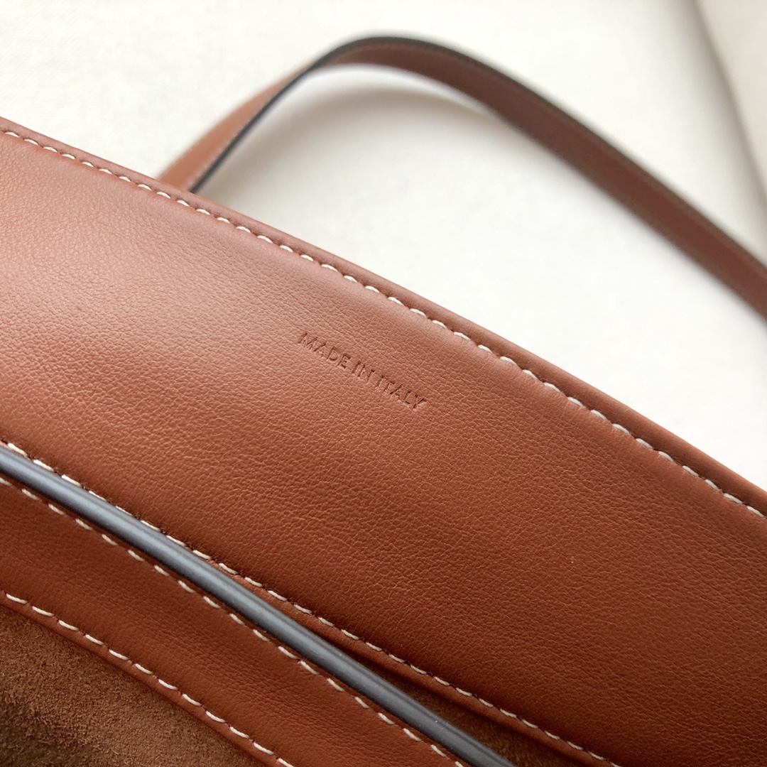 𝐂𝐞𝐥𝐢𝐧𝐞 soft 16 large soft bag in smooth calfskin