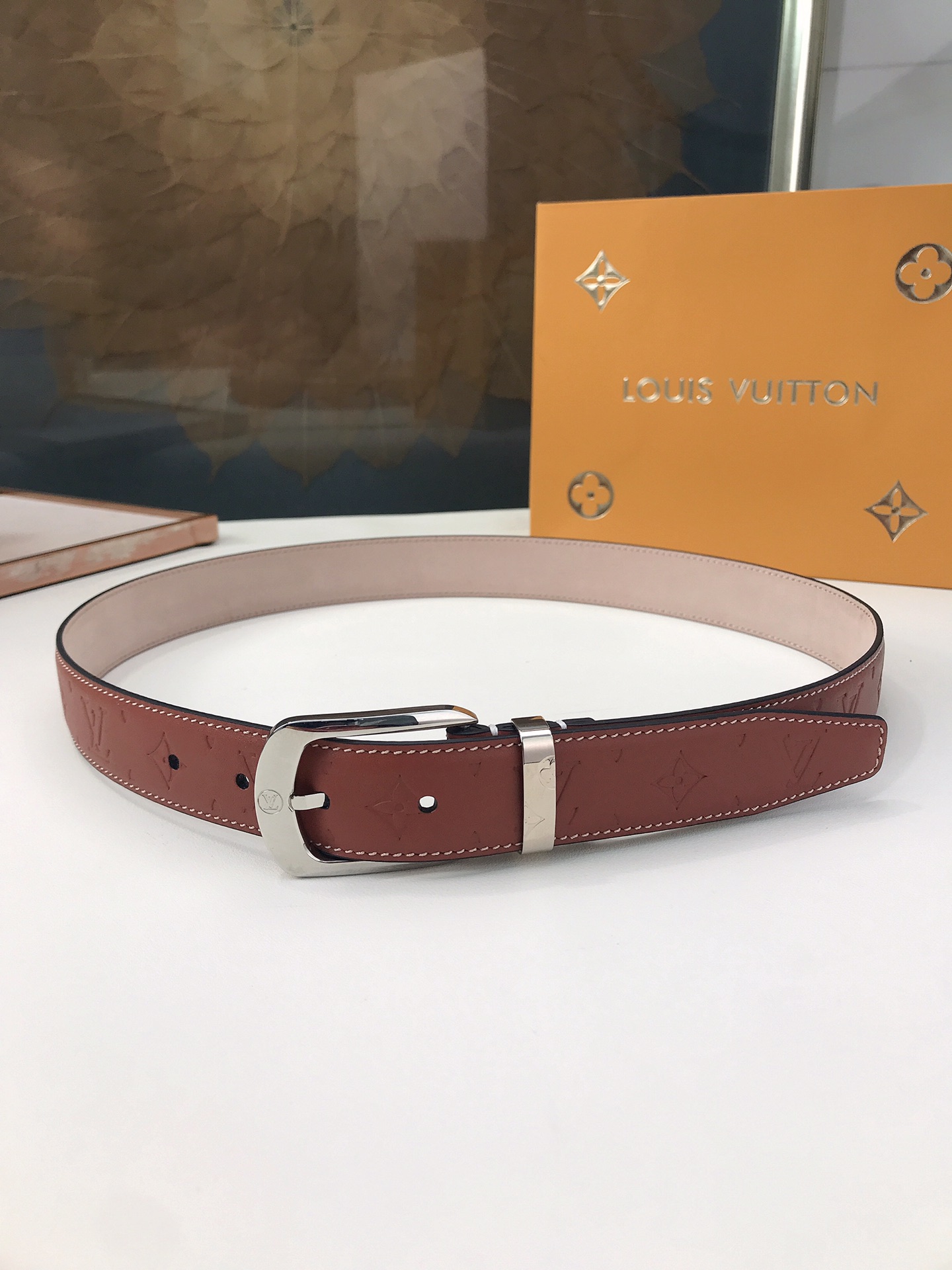 LOUIS VUITTO belt is double-sided with Italian original custom imported cowhide embossing