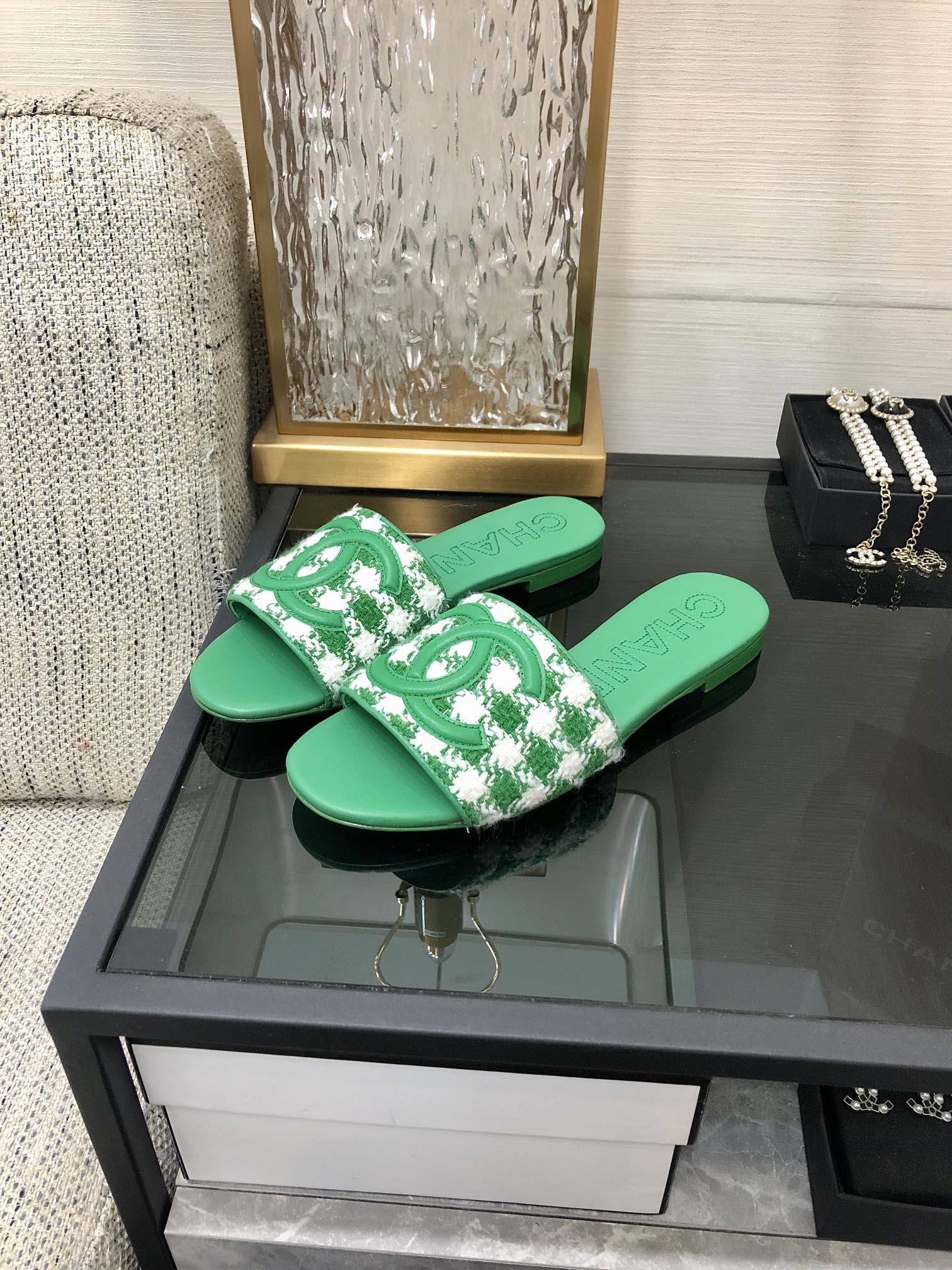 CHANEL 2023 spring and summer latest electric embroidery honey slippers Imported leather outsole