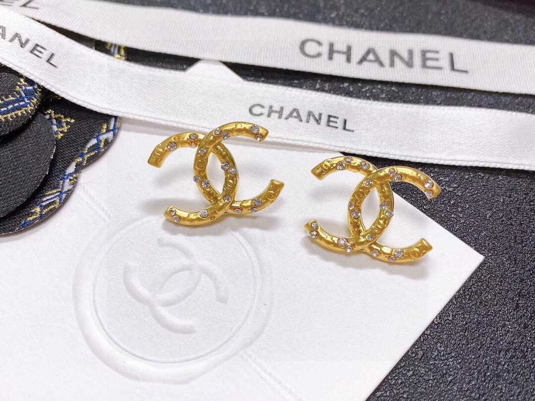 CHANEL🇫🇷Xiaoxiang medieval letter earrings