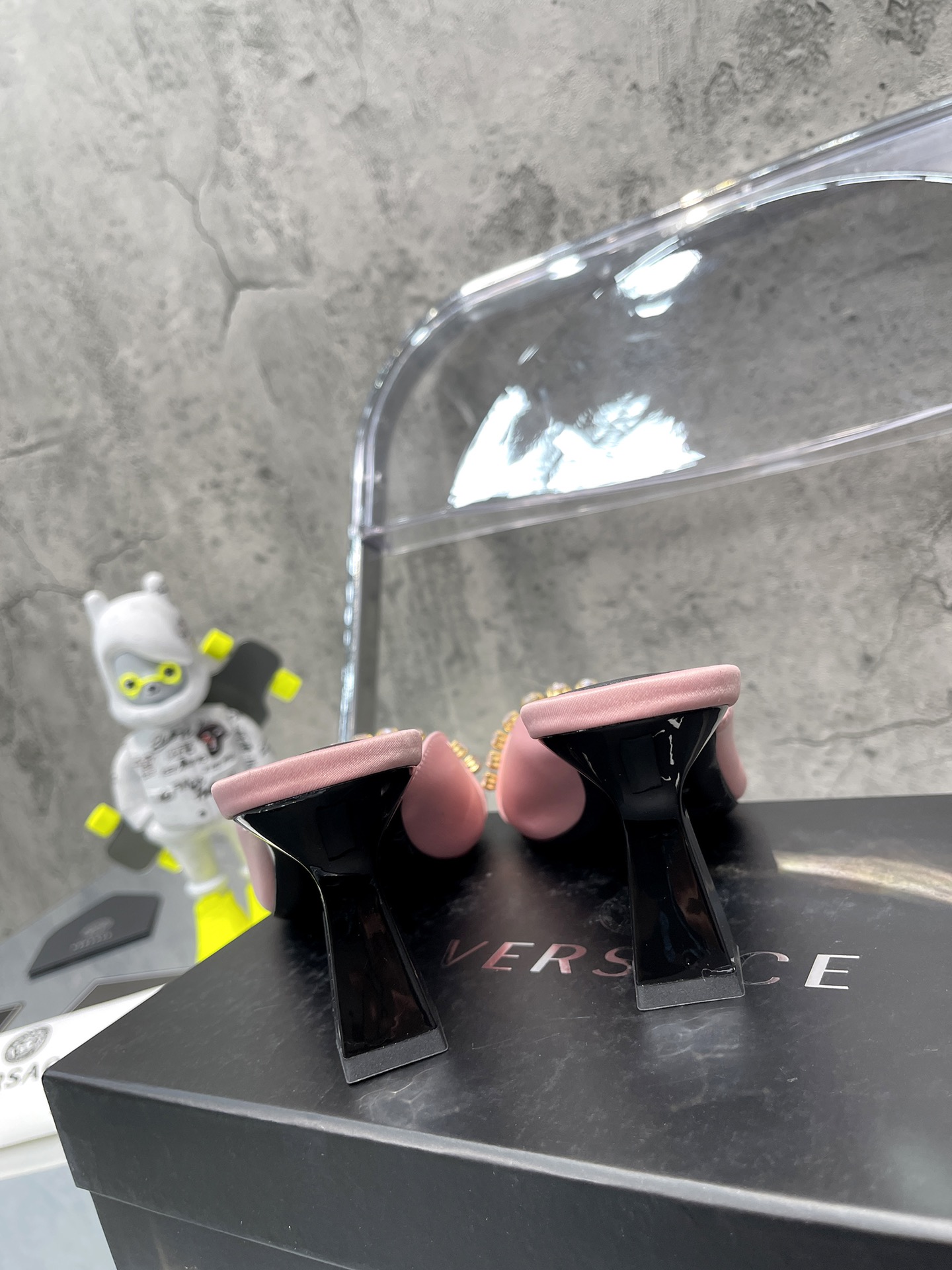 𝐕𝐞𝐫𝐬𝐚𝐜𝐞｜𝟐𝟎𝟐𝟐/𝐒𝐒 𝐧𝐞𝐰 Gold LA MEDUSA string with sparkling crystal ribbon