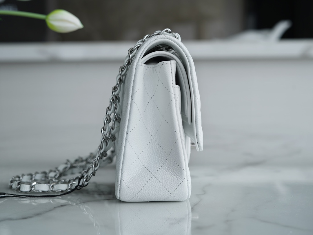 𝐂𝐇𝐀𝐍𝐄𝐋 Classic Flap France 🇫🇷 𝐇𝐇 𝐚𝐚𝐬 Original Caviar🐂 Custom Calfskin Classic Flap Bag Medium Silver Buckle White