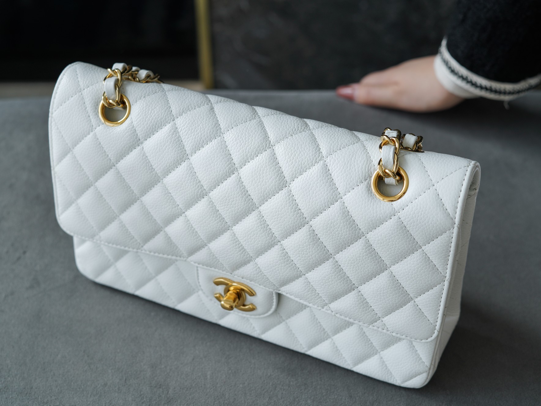 𝐂𝐇𝐀𝐍𝐄𝐋 Classic Flap France 🇫🇷 𝐇𝐚𝐚𝐬 Original Caviar🐂 Custom Calfskin Classic Mouth Flap Bag Medium Gold Buckle White