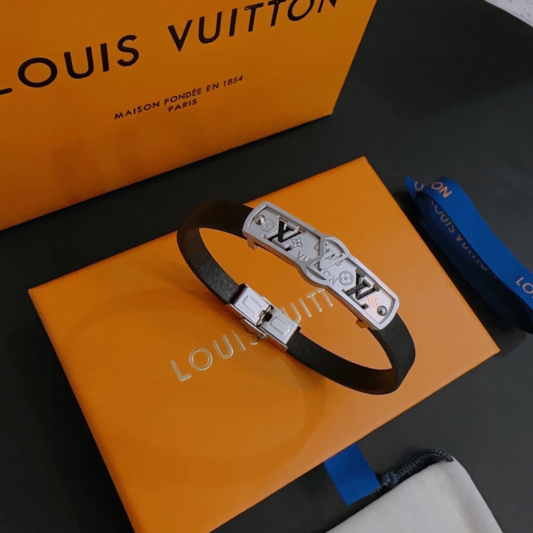 Louis Vuitton Cowhide bracelet, couple's style, length 22cm, adjustable and changeable
