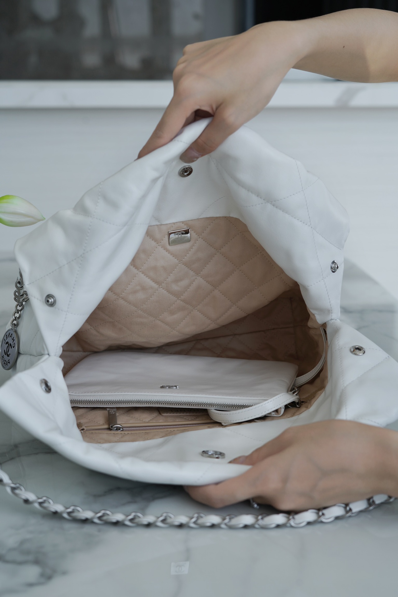 𝗖𝗛𝗔𝗘𝗡𝗟✦ 𝟐𝟐𝗣Spring/Summer New 𝟐𝟐Handbag Genuine Tail Leather Silver Small