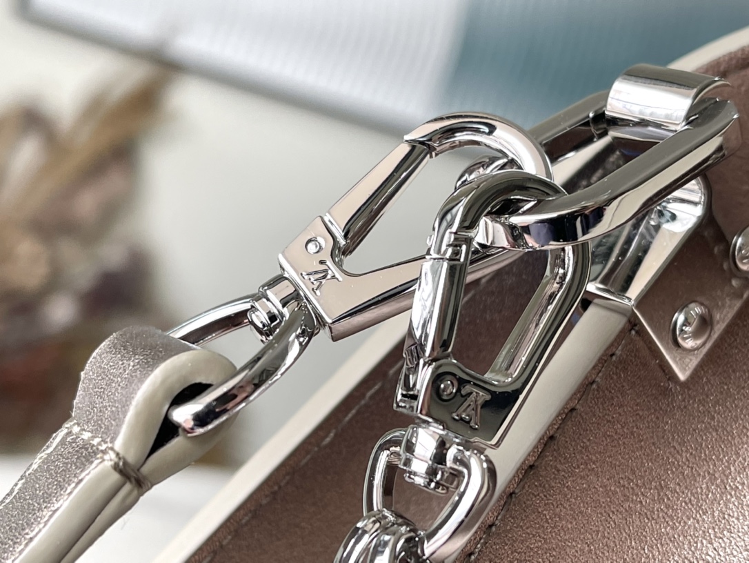 𝐋𝐎𝐔𝐈𝐒 𝐕𝐔𝐈𝐓𝐓𝐎𝐍    M21740