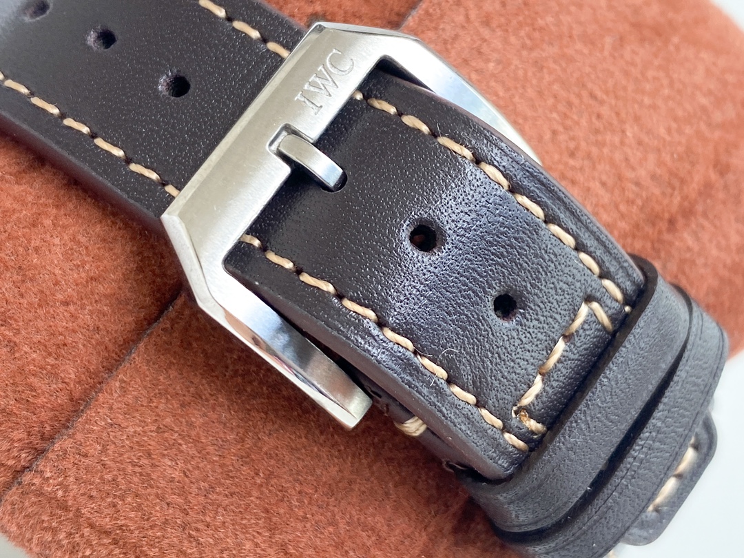 IWC- IWC 3777 Pilot's Watch Chronograph, movement synchronized with the original, anti-glare blue coating on both sides