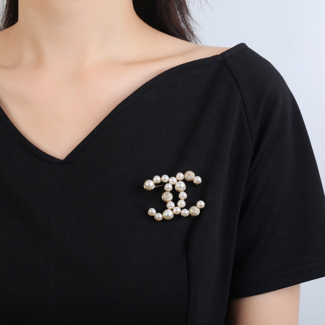 CHANEL🇫🇷Xiaoxiang's latest autumn and winter pearl crystal brooch