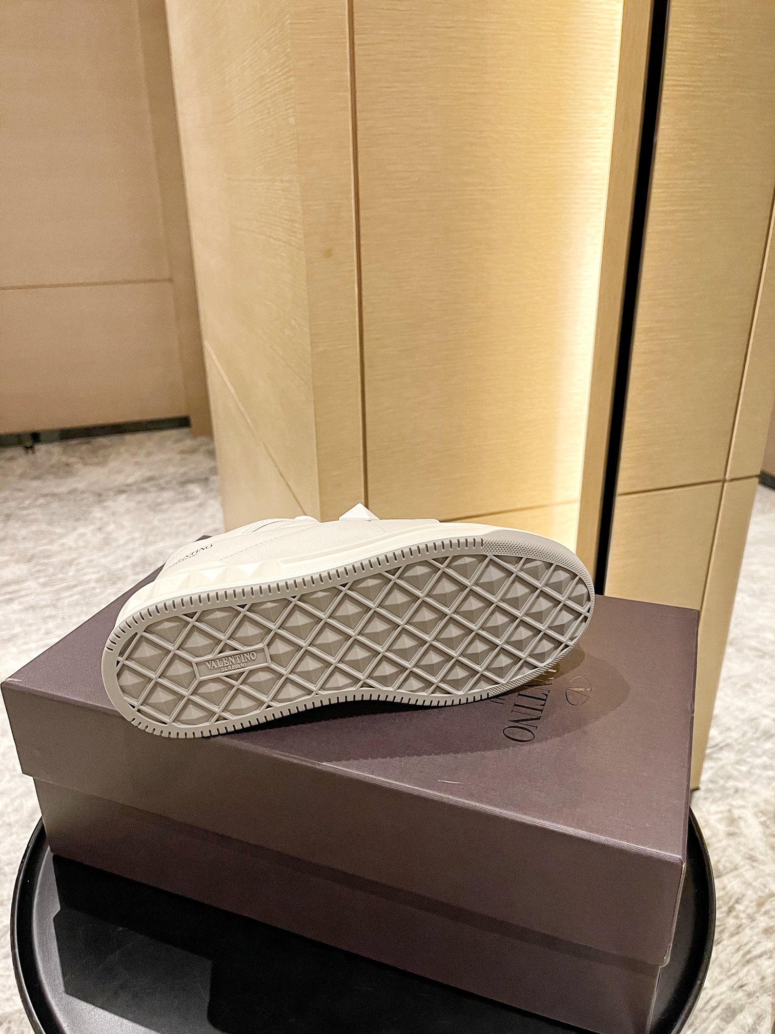 【Valentino】𝟐𝟎𝟐𝟏/𝐒𝐒 𝐧𝐞𝐰 Valentino 2021 fall and winter new one stud sneakers couples on the new