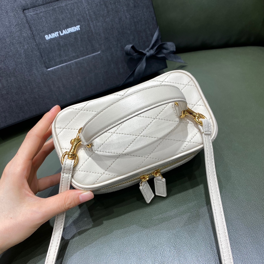 SAINT LAURENT  𝙑𝙖𝙣𝙞𝙩𝙮 𝘾  #669560.JD