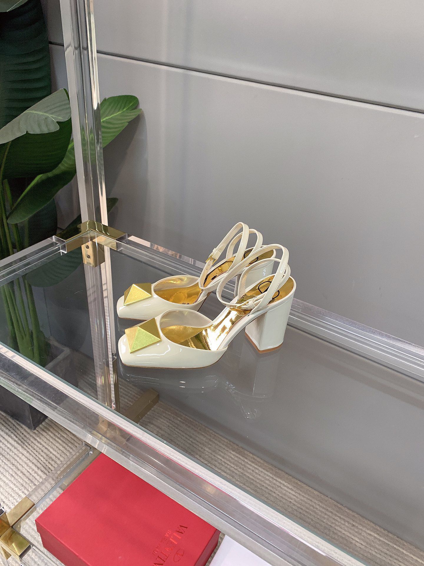 【Valentino】𝟐𝟎𝟐𝟏/𝐒𝐒 𝐧𝐞𝐰 VALENTINO 2022ss spring-summer new big studded high heelss still the classic studded collection