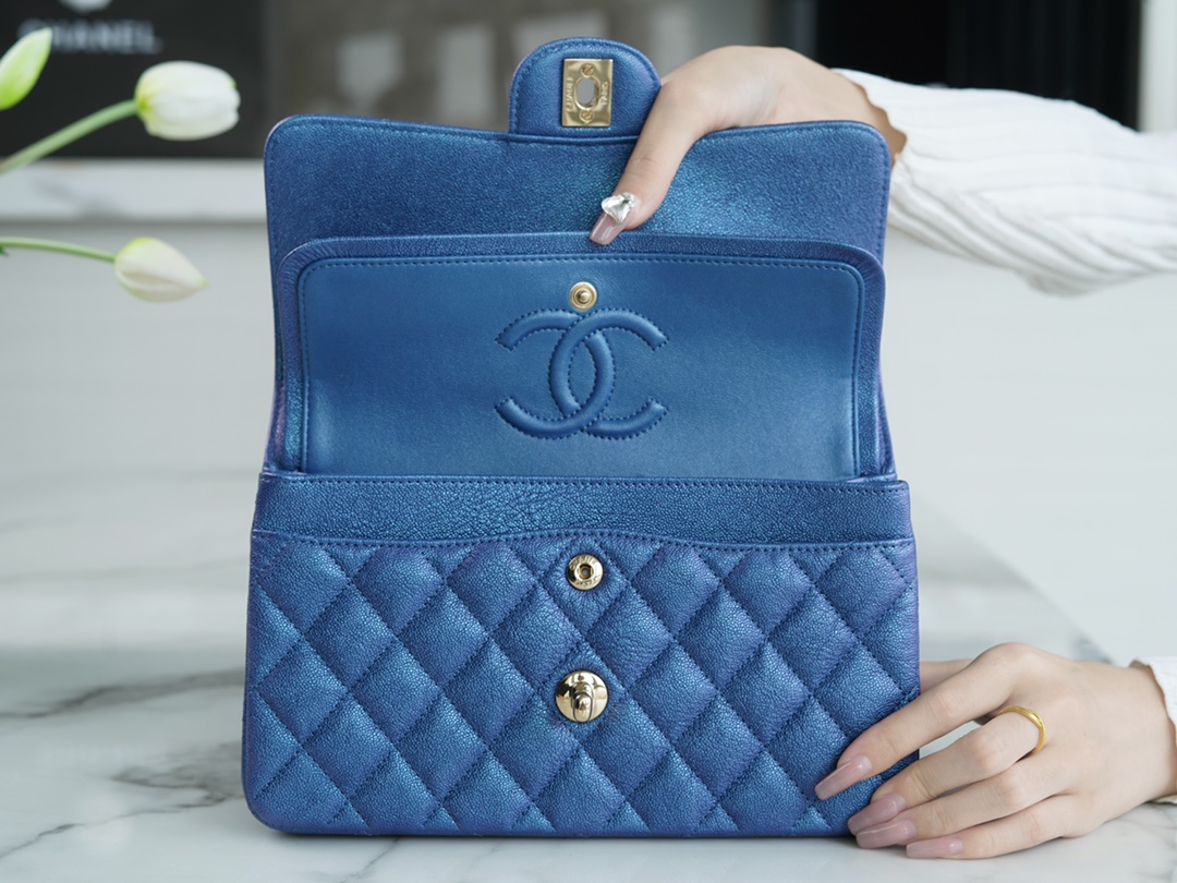 𝐂𝐇𝐀𝐍𝐄𝐋 Classic Flap washed cowhide is made from the most delicate newborn calf Washed fetal cow Small Champagne apricot 🥂