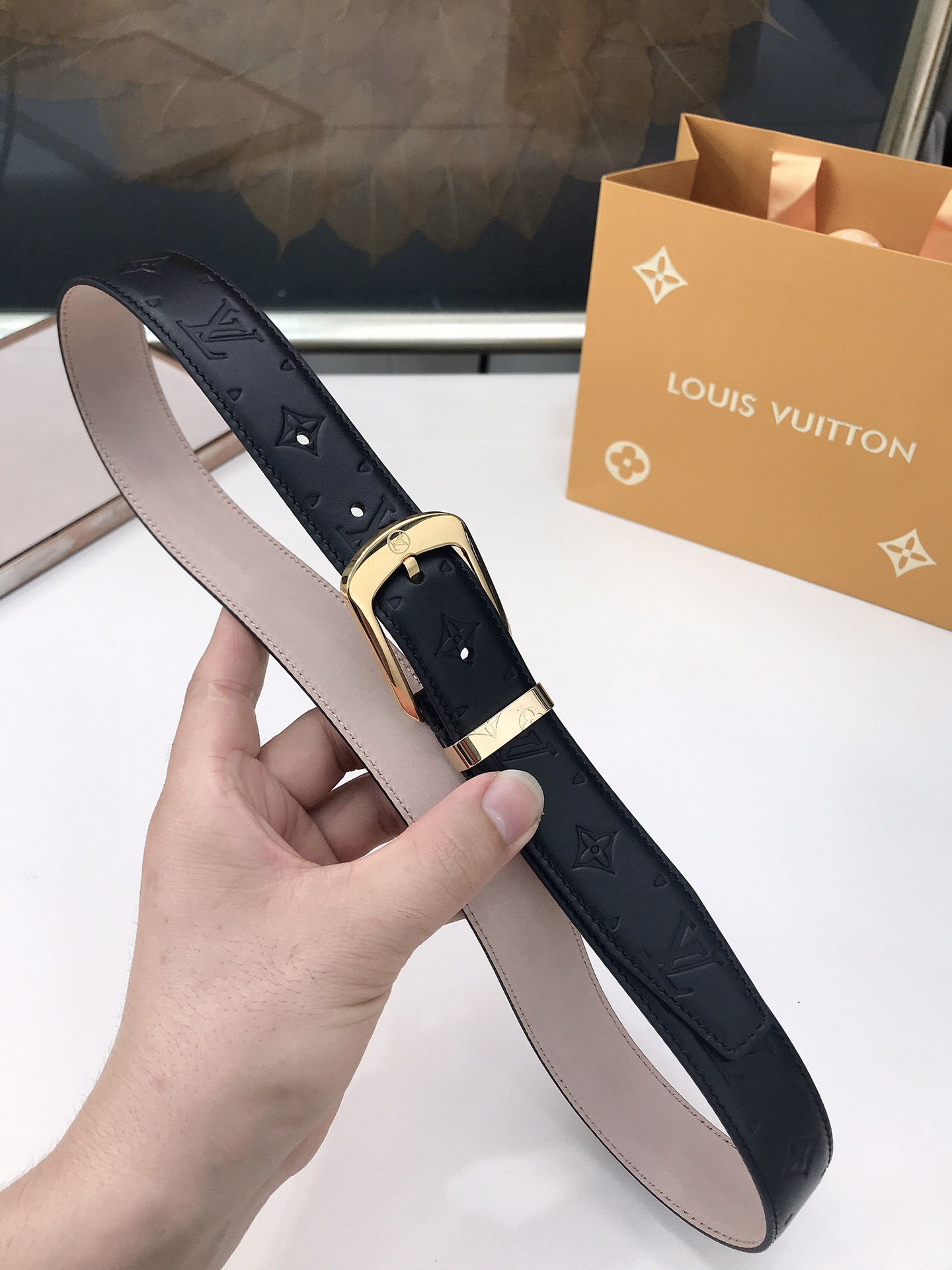 LOUIS VUITTO belt is double-sided with Italian original custom imported cowhide embossing