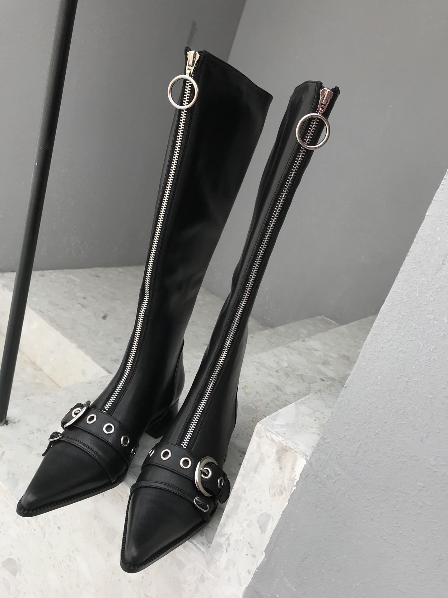 𝘾𝙃𝙄𝙉 𝘾𝙃𝙄𝙉 Thigh-high boots