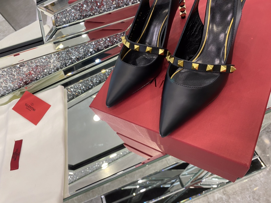 【Valentino】𝟐𝟎𝟐𝟏/𝐒𝐒 𝐧𝐞𝐰 The latest series of counter perfect details original matte open edge bead leather