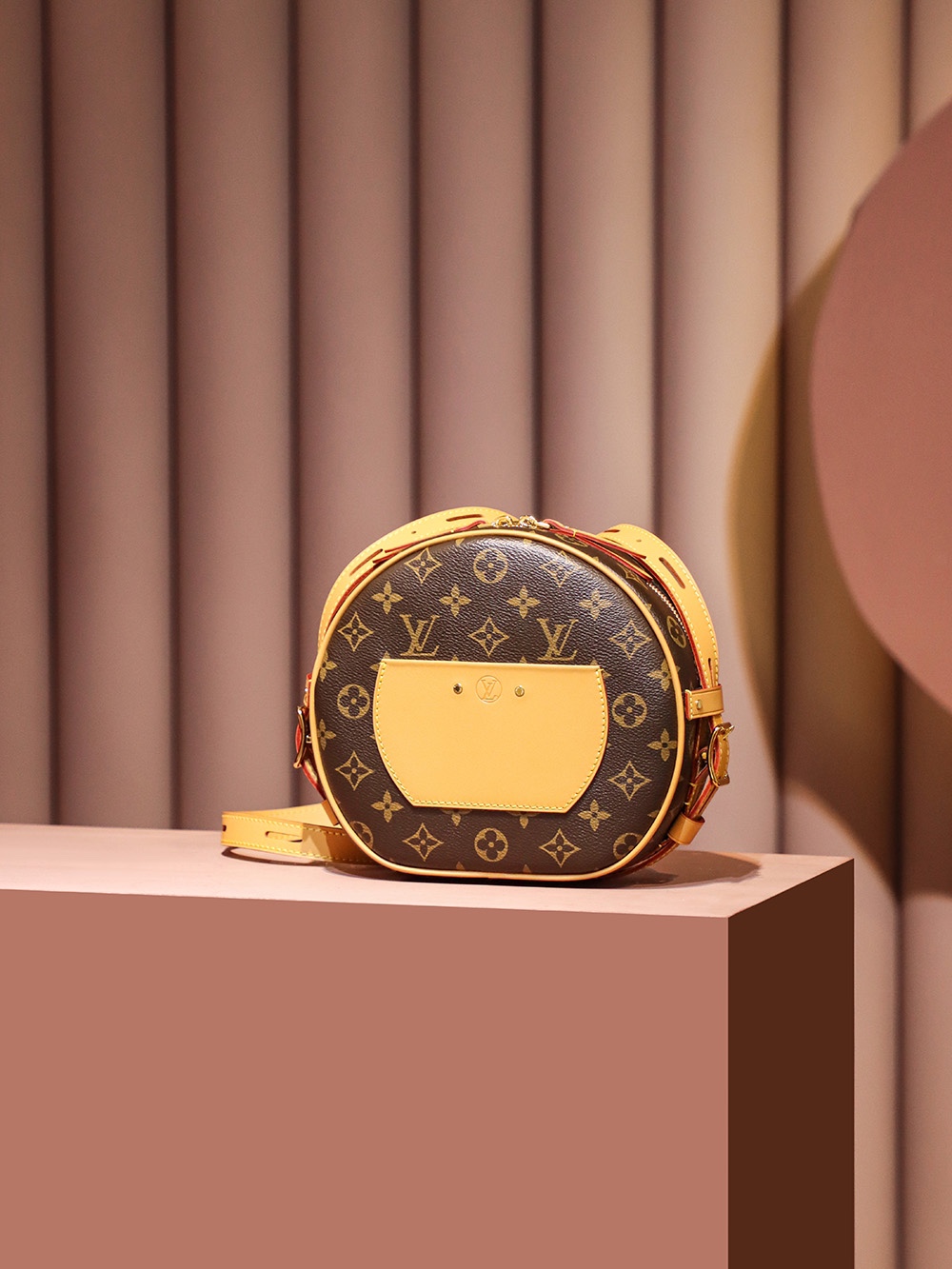 Louis Vuitton 𝐁𝐎𝐈𝐓𝐄 𝐂𝐇𝐀𝐏𝐄𝐀𝐔 𝐒𝐎𝐔𝐏𝐋𝐄 new version big soft cake M45747