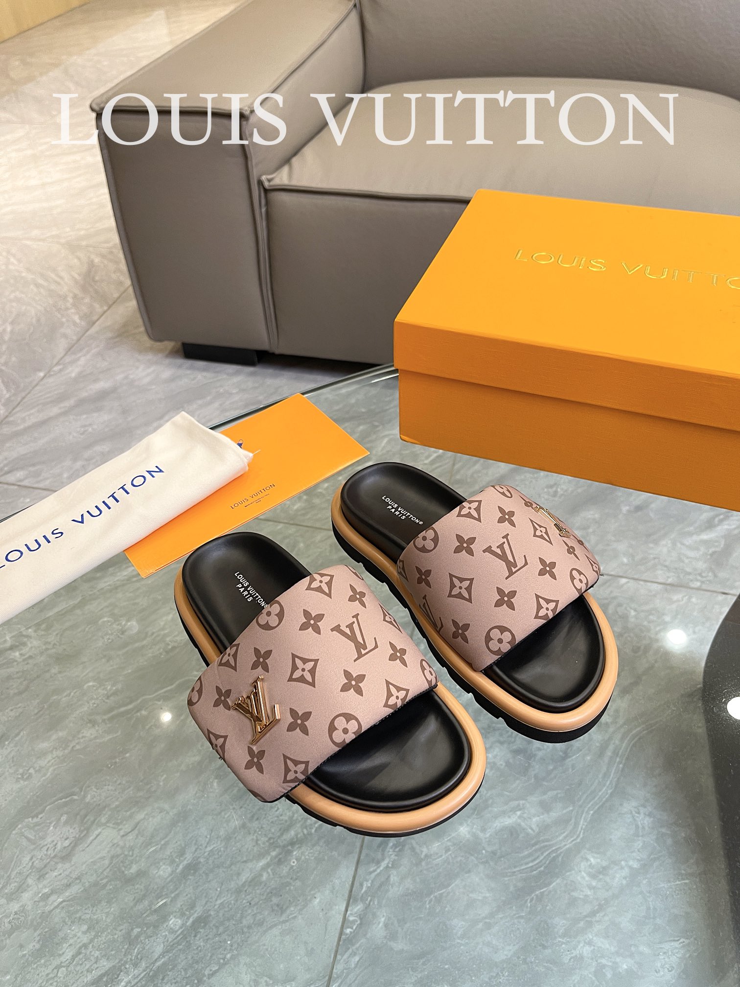 Louis Vuitton 2023 couple models embossed print