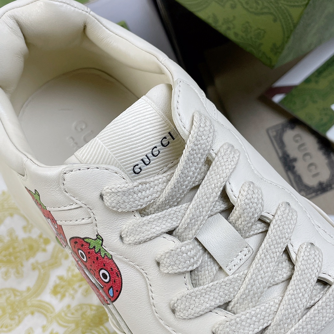 Gucci Pops This collection has a lot of flora and fauna elements Original material