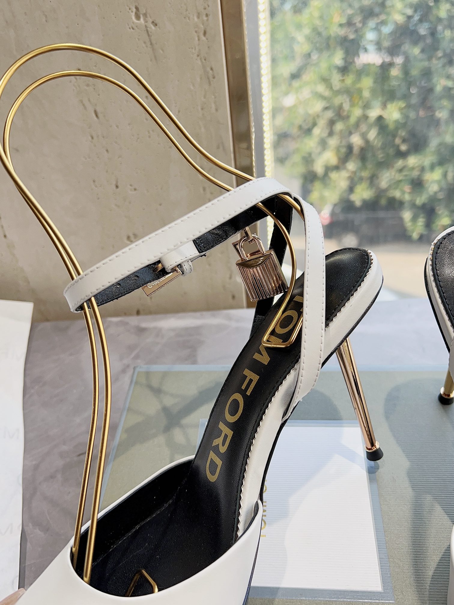 𝐓𝐎𝐌𝐅𝐎𝐑𝐃｜𝟐𝟎𝟐𝟑𝐒𝐒/𝐧𝐞𝐰  Dolce & Ga women's jeweled buckle jacquard raglan heels