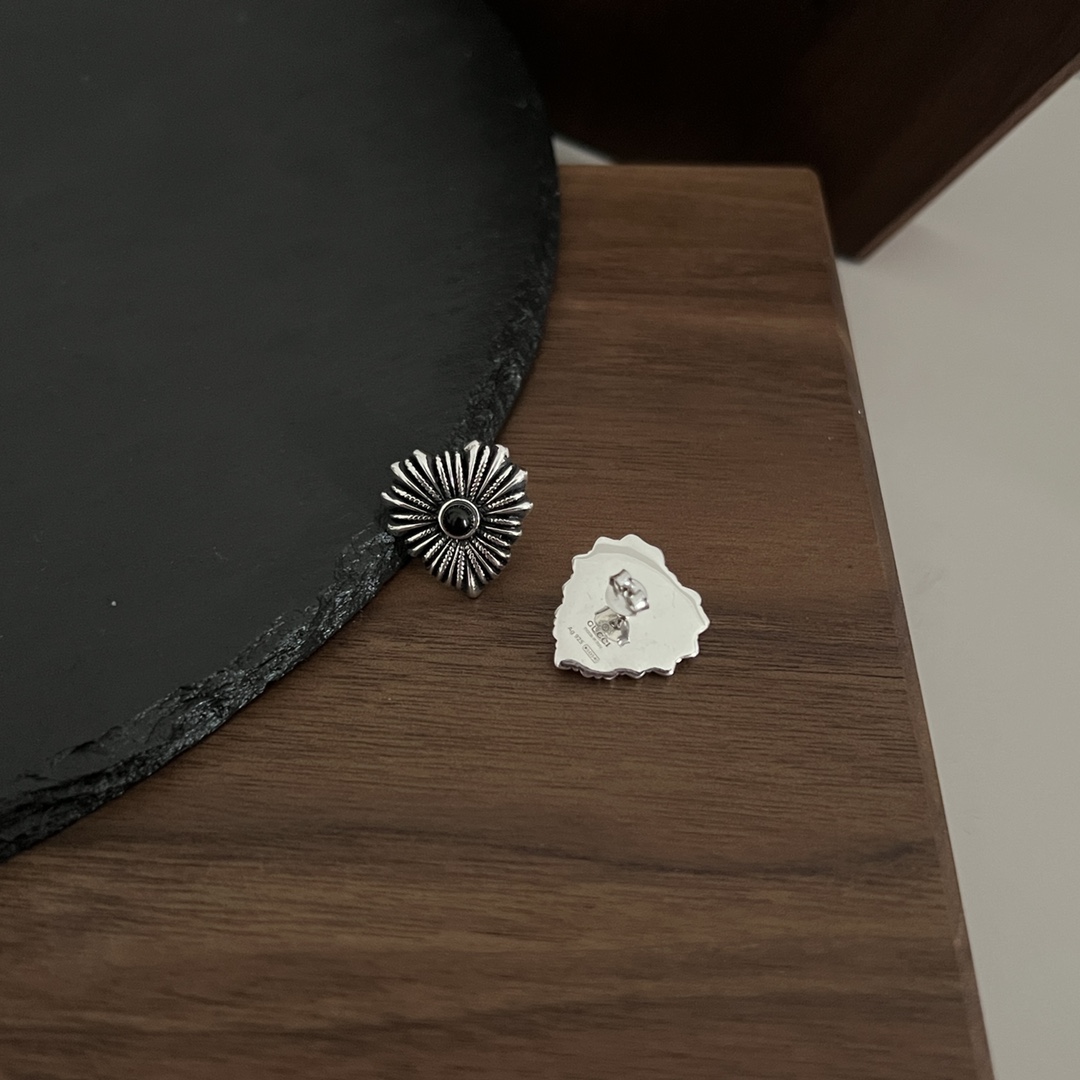 𝐆𝐮𝐜𝐜𝐢 925 Sterling Silver Interlocking Double G Black Shell Love Stud Earrings