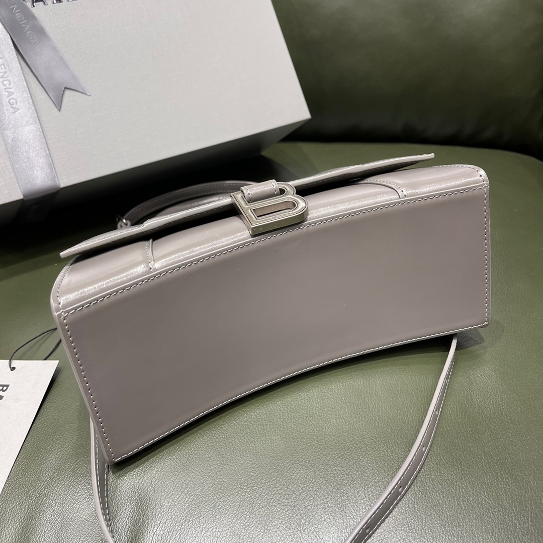 BALENCIAGA 𝐇𝐨𝐮𝐫𝐠𝐥𝐚𝐬𝐬 𝐒 The hourglass bag of the fashion world
