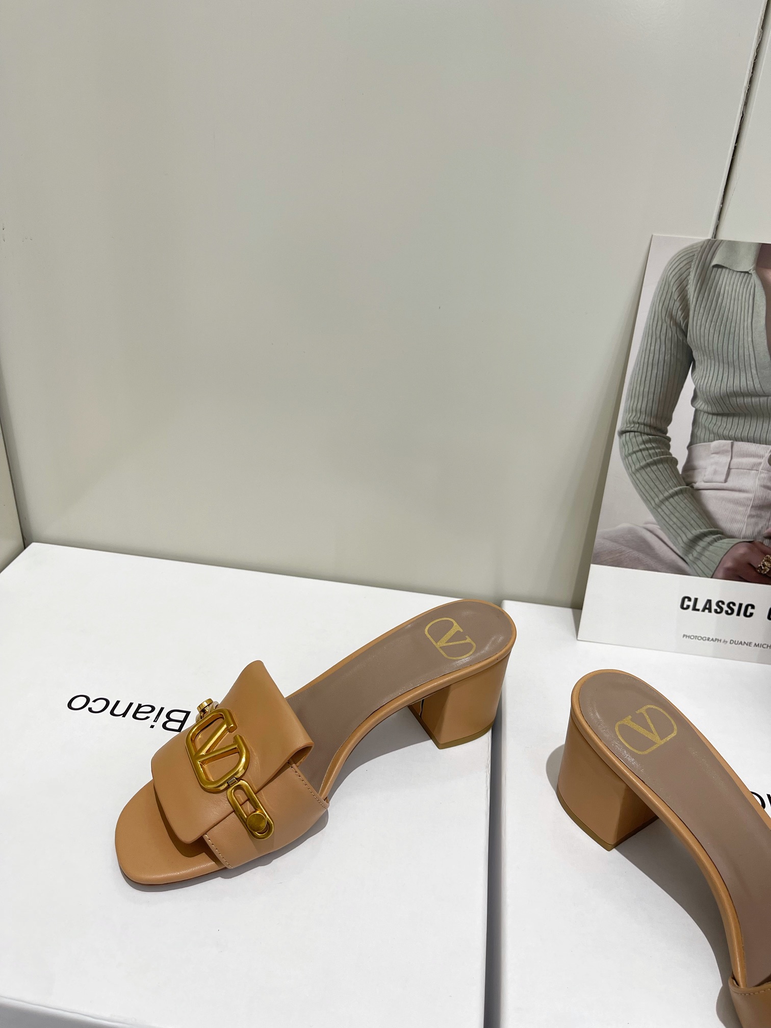【Valentino】𝟐𝟎𝟐𝟏/𝐒𝐒 𝐧𝐞𝐰  Valentino 2022 / fw spring and summer new women's slippers
