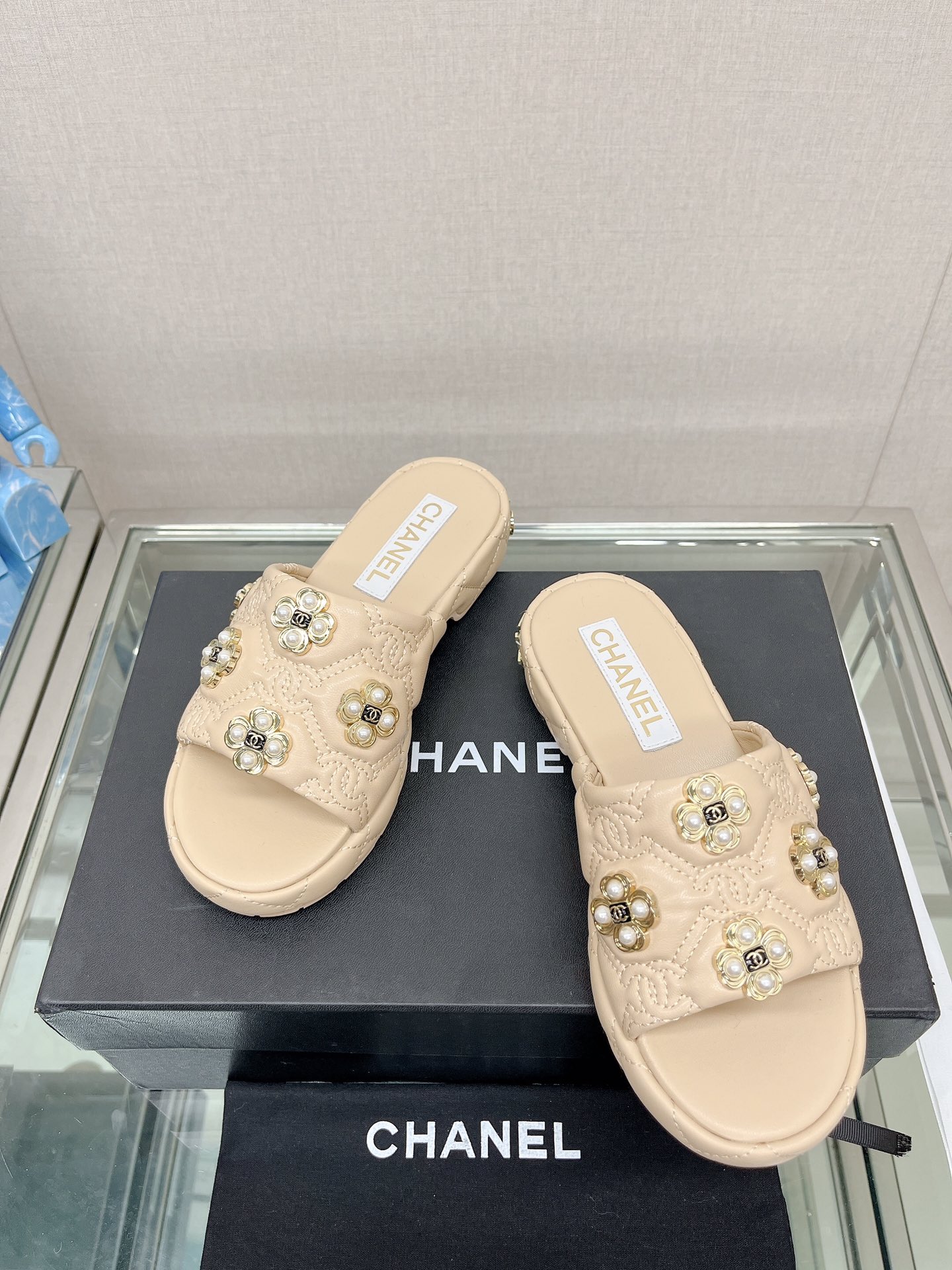 CHANEL water table thick bottom pearl flower slippers original rubber sole